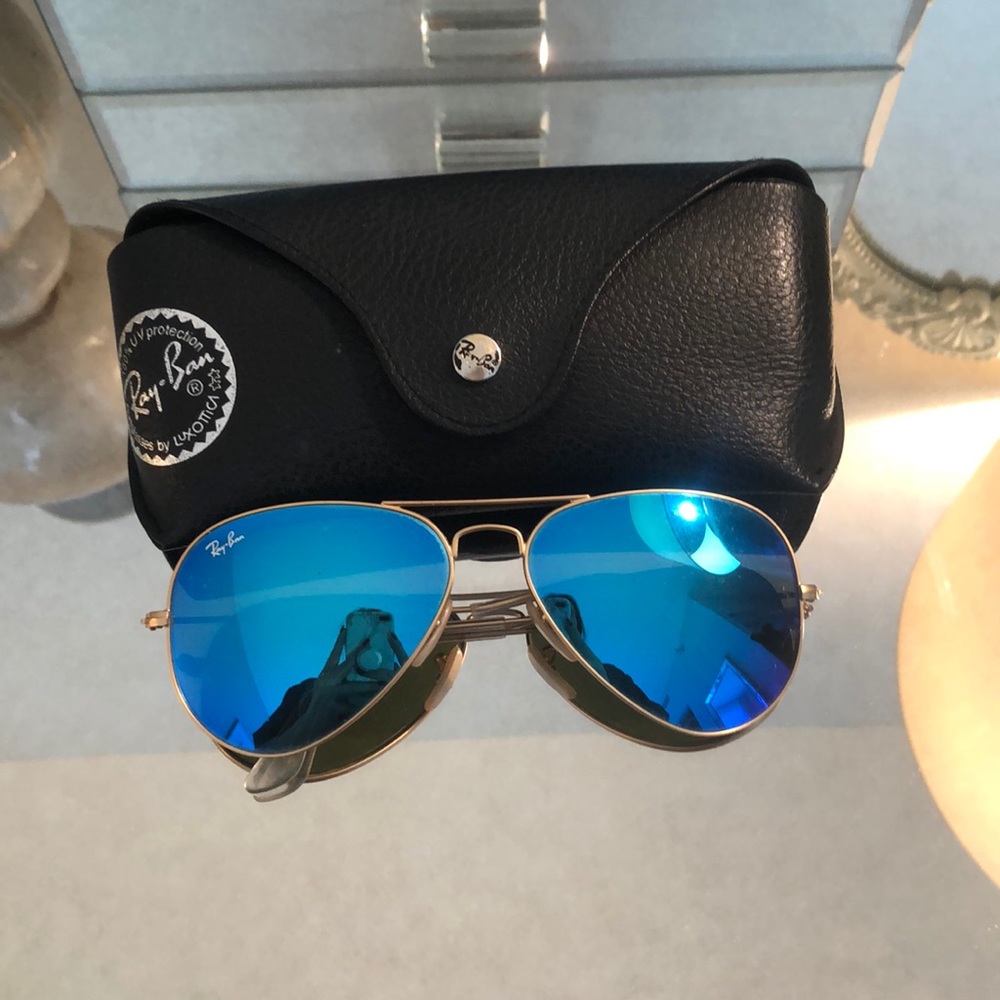 Blue aviator ray bans!